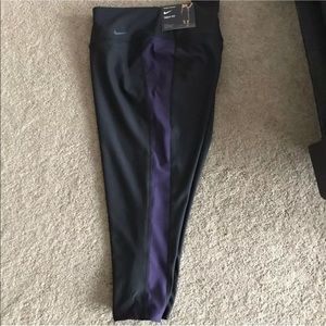 NWT: women's Nike cropped leggings